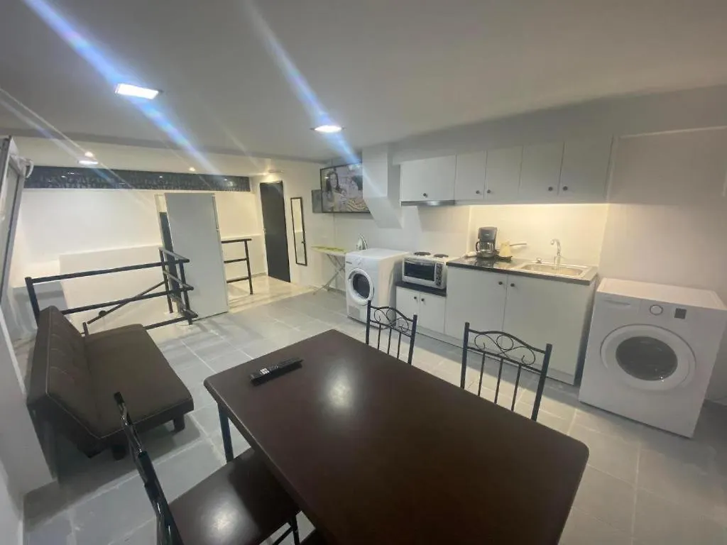 Le Chris Central Apartments Resmo